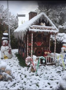 Lebkuchenhaus im Schnee